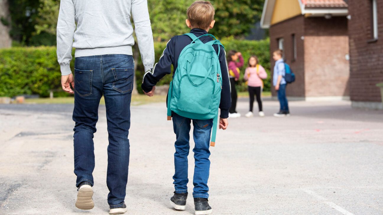 اختلال بیش فعالی ADHD (AttentionDeficit/Hyperactivity Disorder)، یکی از شایع‌ترین اختلالات رفتاری در کودکان است. این اختلال توسط الگوهای مشخصی از بیش فعالی، بی توجهی و گاهی رفتارهای تکانشی تعریف می‌شود. یکی از جنبه‌های کمتر شناخته شده ADHD، مشکلات حرکتی است که می‌تواند بر عملکرد روزمره کودکان تأثیر بگذارد. این مشکلات ممکن است شامل ناهماهنگی حرکتی، دشواری در کنترل حرکات دقیق یا حرکات بیش از حد و غیرعادی باشد.